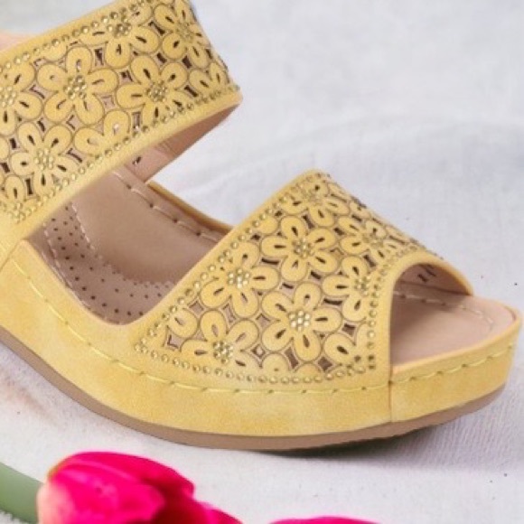 Italina Yellow Double Strap Floral Peep Toe Slide On Padded Wedge Sandal Size 10 - Picture 4 of 4